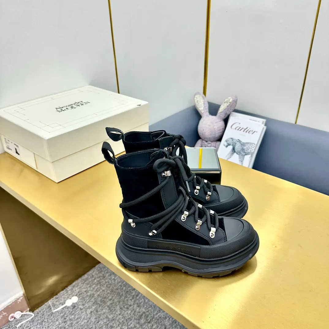 👟👟Ex-factory price 680👟👟 Alexander McQueen's latest thick-soled Martin boots, original 1:1 development, outsole original open-film TPU sole, fabric full-grain cowhide + high mercerized cowhide, lining sheepskin original hardware carabiner bottom height 5cm Size: #35-40 39-45